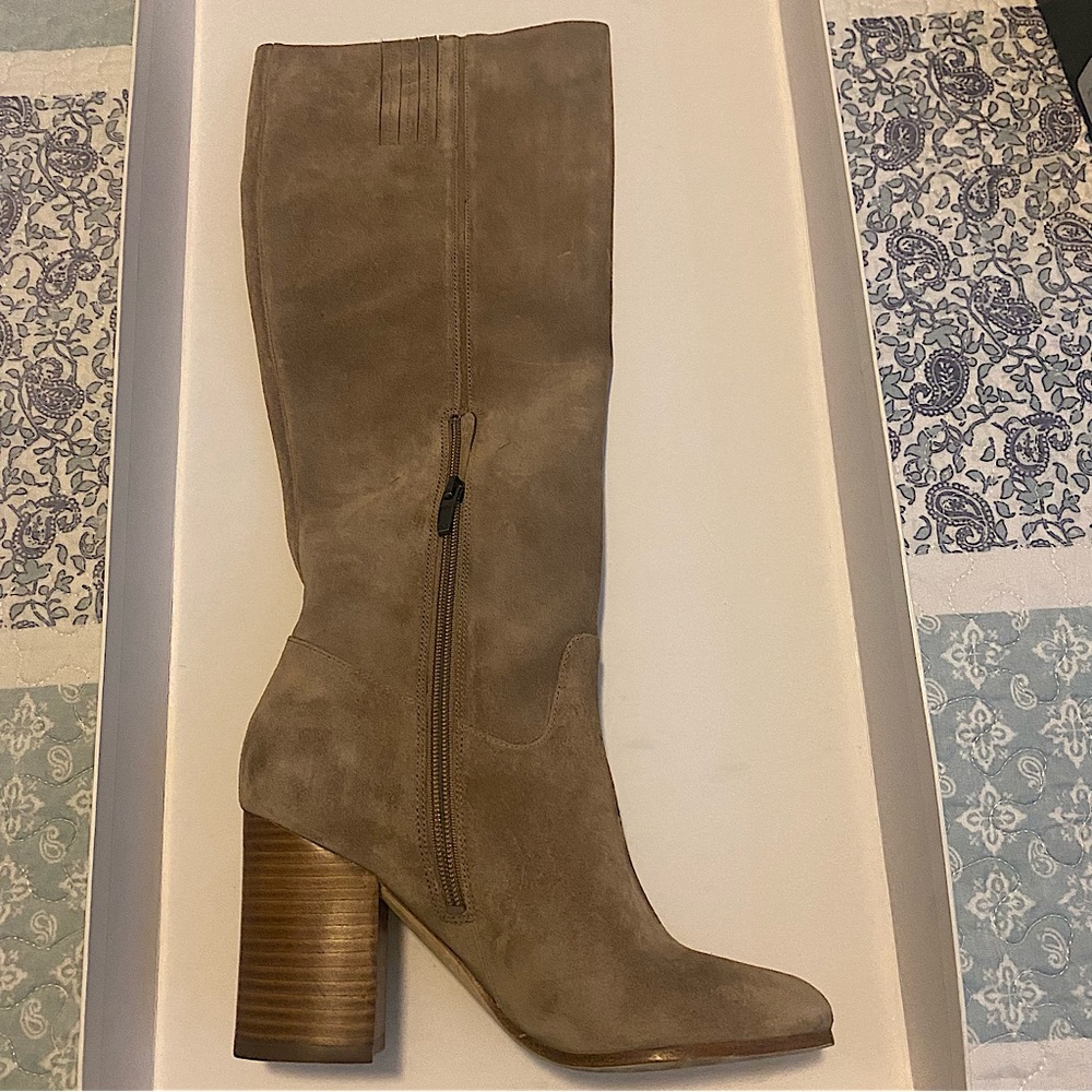 V Beckett boots